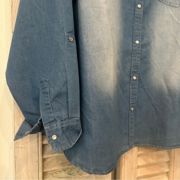 Women's 1X PLUS Cotton Blue Denim Ombre Button-Down Collared Long Sleeve Top - Picture 4 of 5